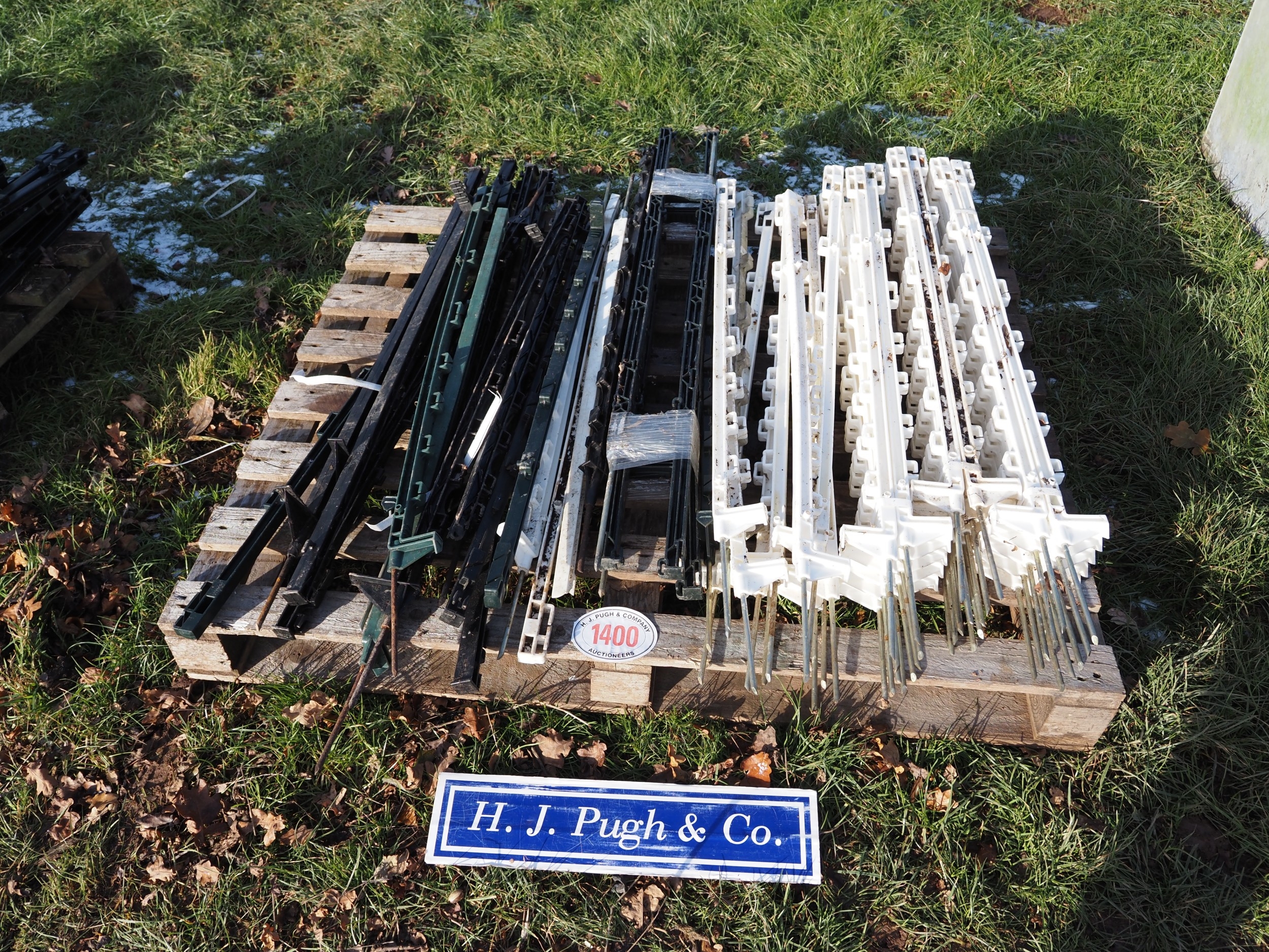 Pallet of mixed plastic stakes - approx. 50