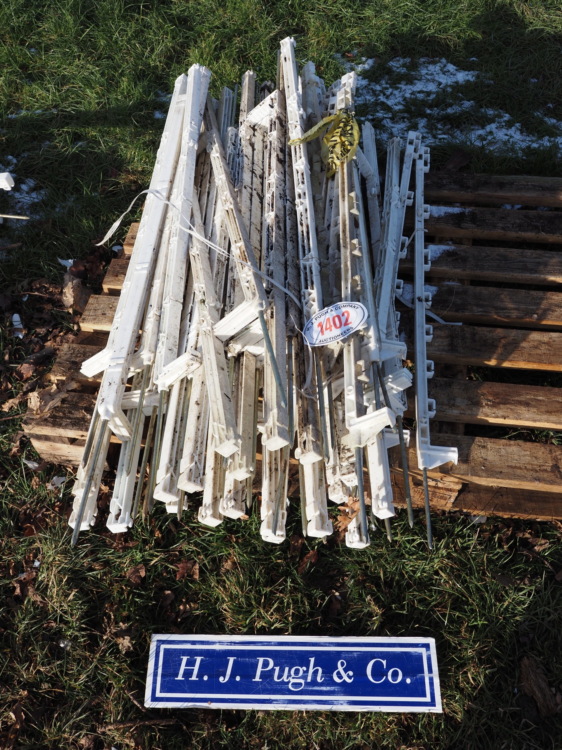 Plastic stakes 1.1m - 50