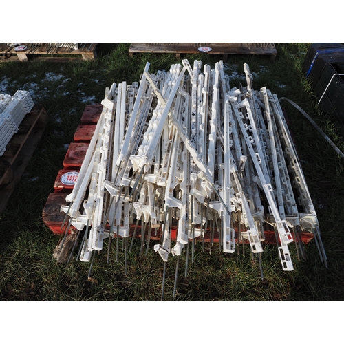 Plastic stakes 1.05m - 100