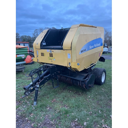 1660 - New Holland BR740A round baler