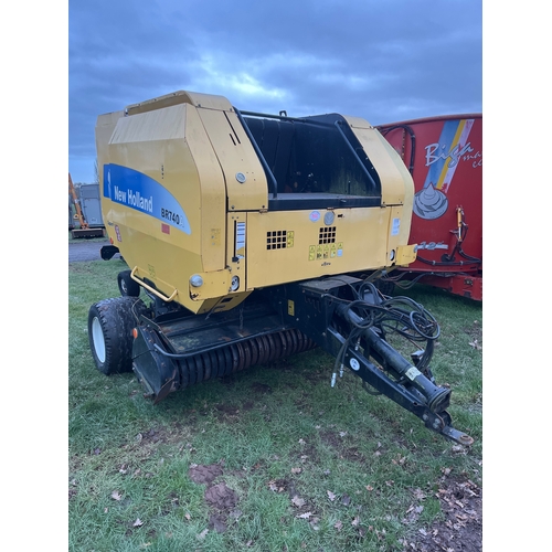 1660 - New Holland BR740A round baler