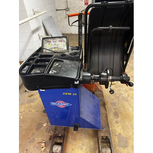 56 - Tecalemit SBM 55 wheel balancer