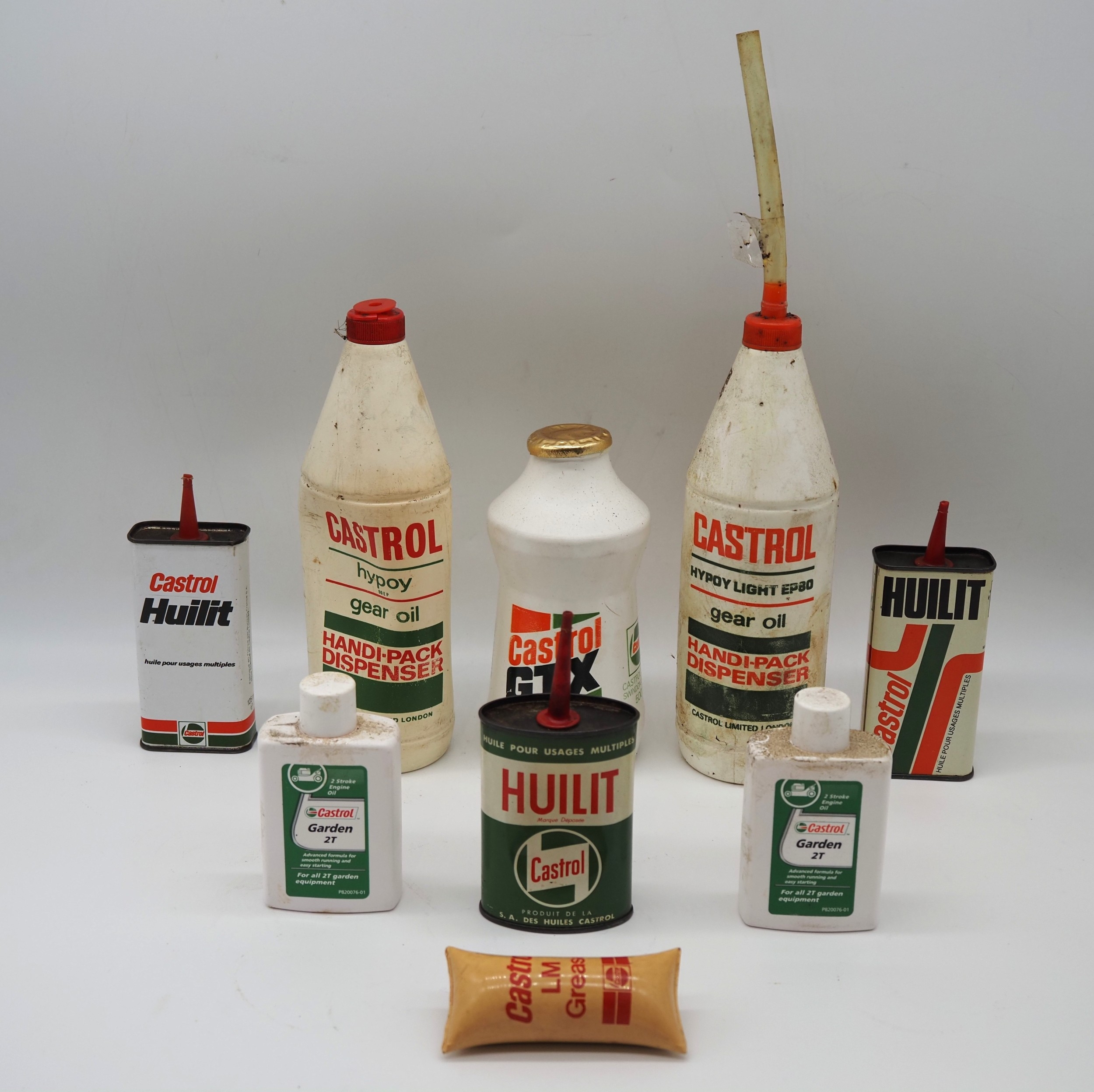 Assorted Castrol oil cans, bottles and grease cartridge to include ...