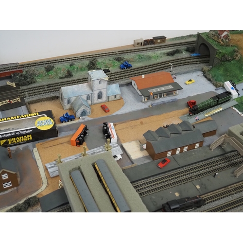 31 - Model railway N gauge track layout and various accessories to include Graham Farish locomotive 78