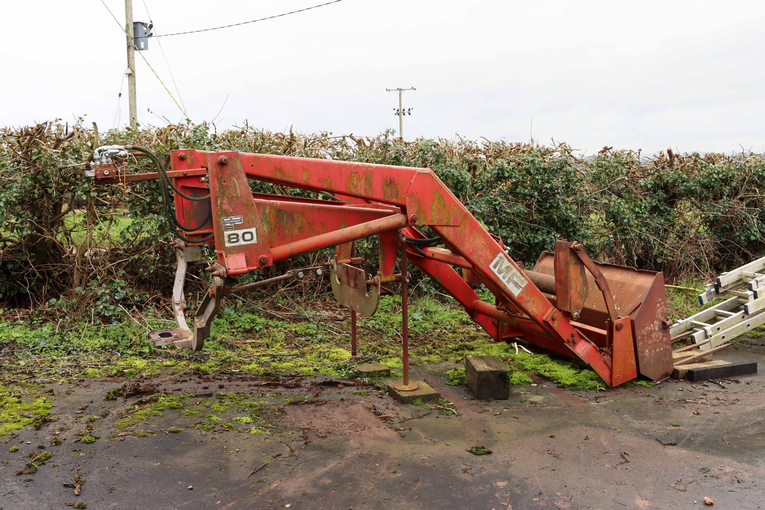 Massey Ferguson 80 loader with tractor brackets to fit Massey Ferguson ...