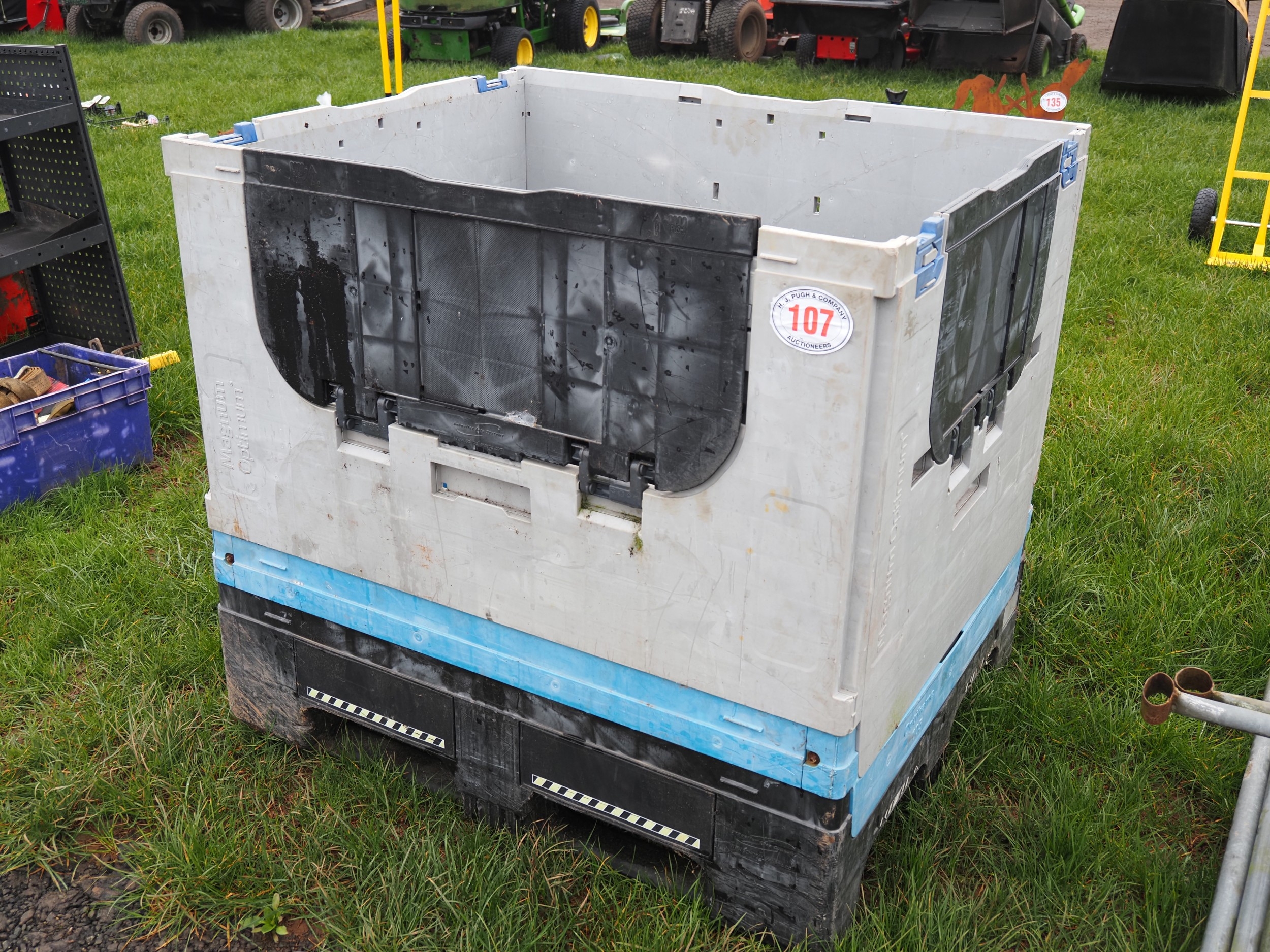 Collapsable plastic pallet