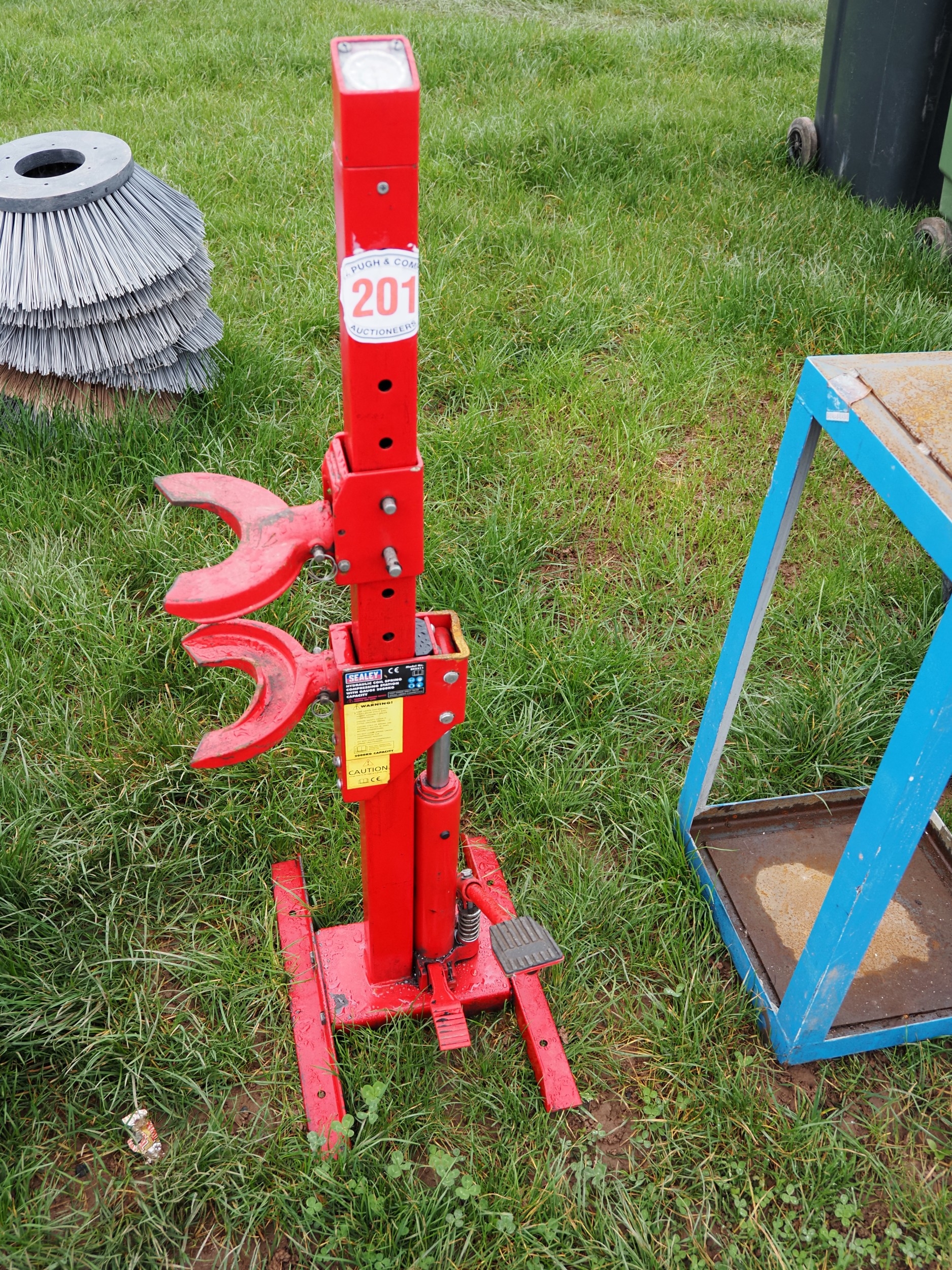 Hydraulic coil spring compressing stand