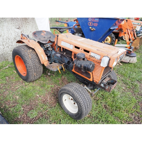 2054 - Kubota B7100 4WD compact tractor. Cracked head