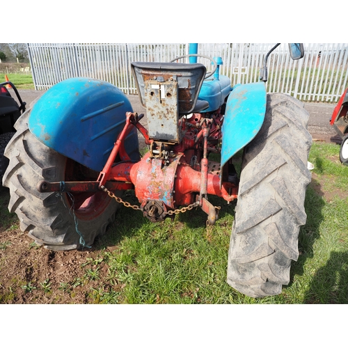 2060 - Fordson Dexta tractor. Runs and drives, new tyres. Key in office