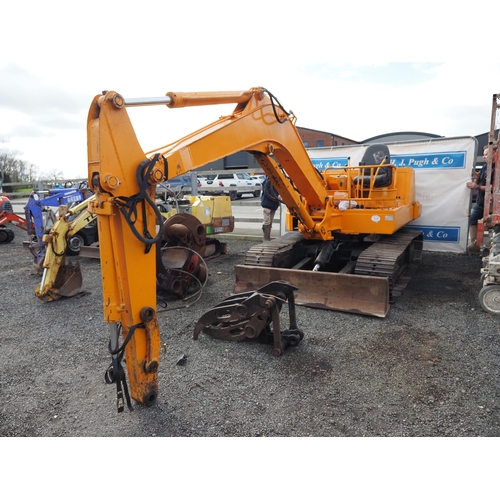 Kubota KH-045 tracked excavator. Runs and drives. C/w blade and 