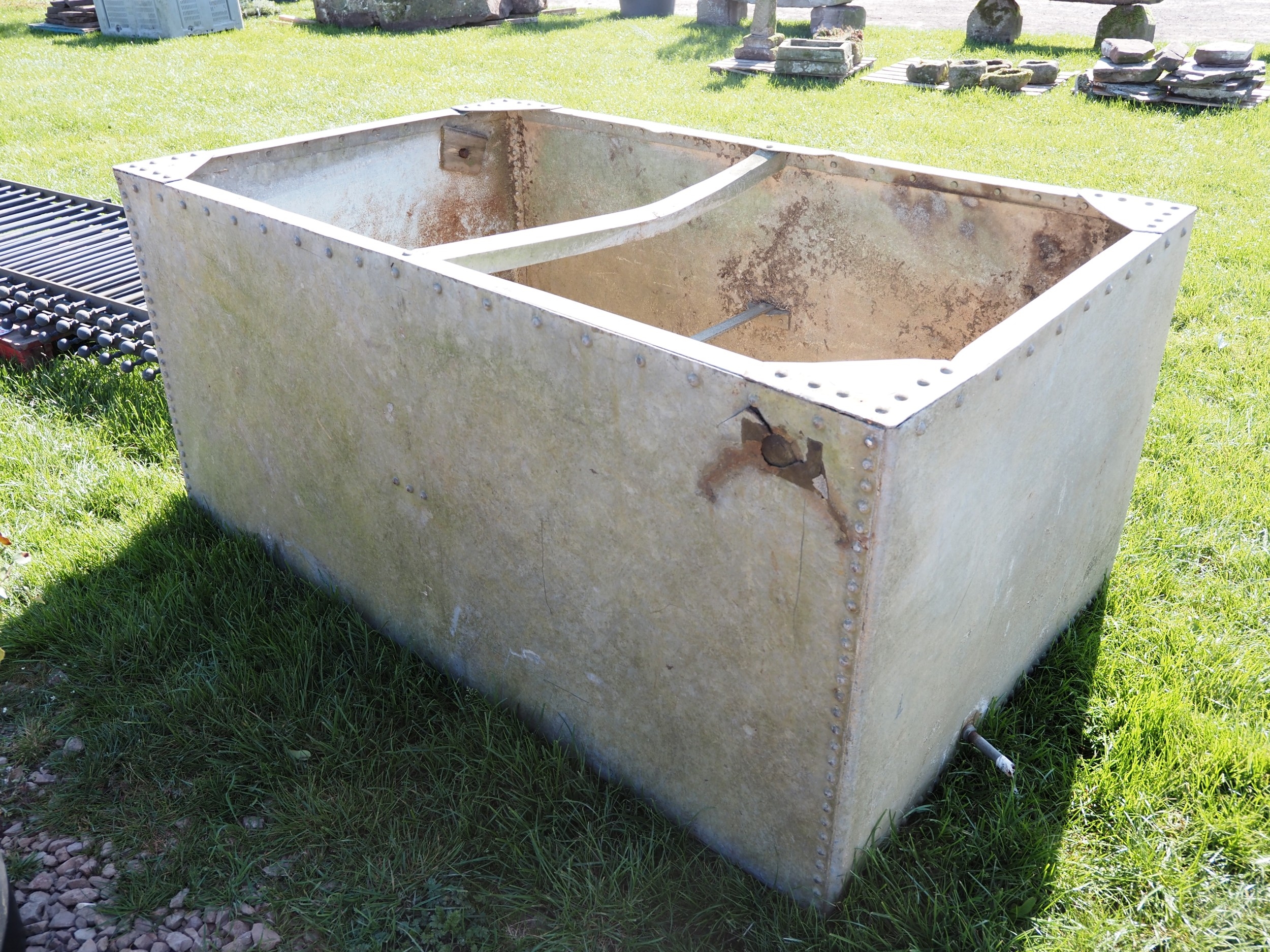 Riveted galvanised water tank 6½ x 4ft