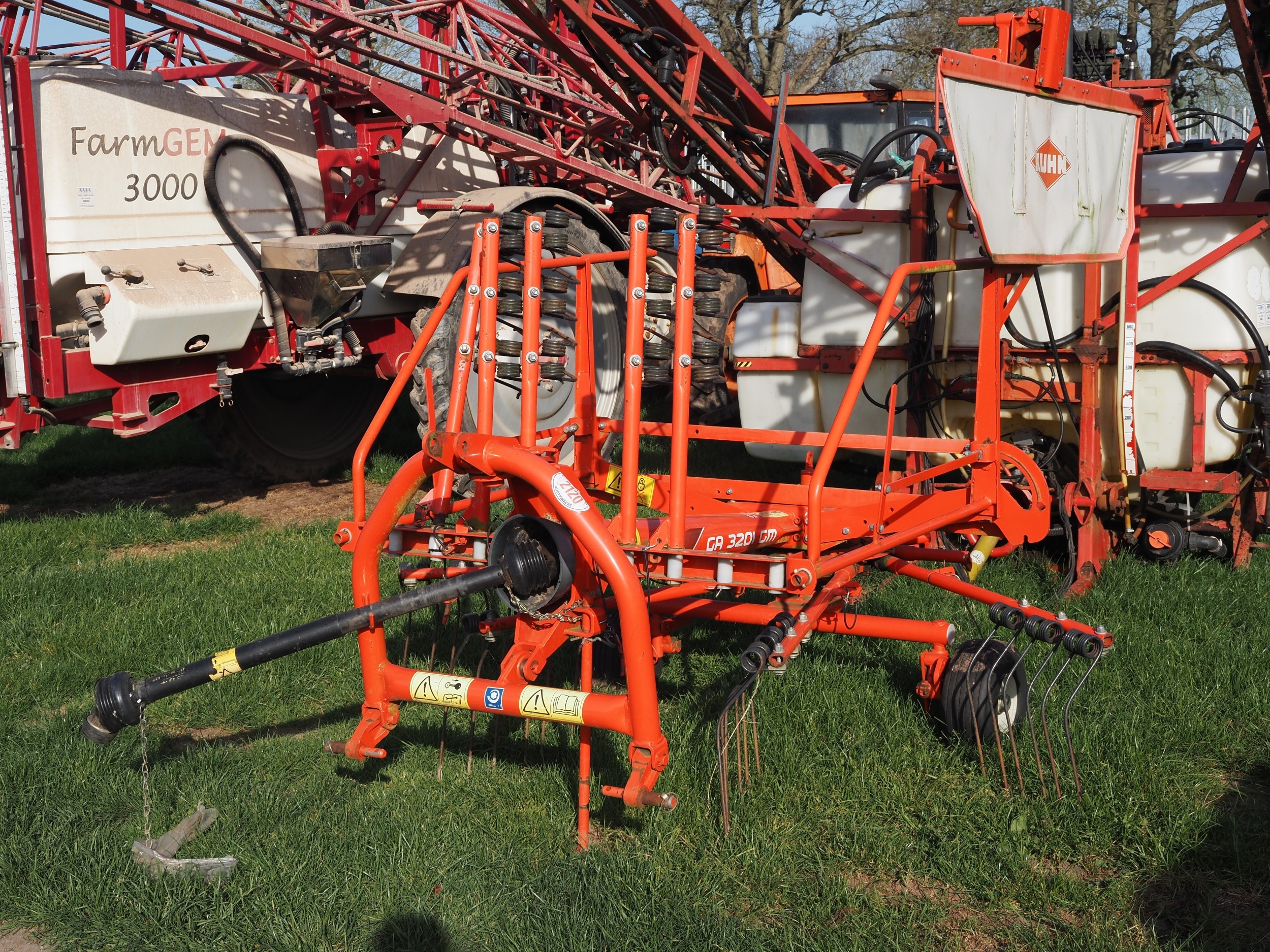 Kuhn GA3201 single rotor rake
