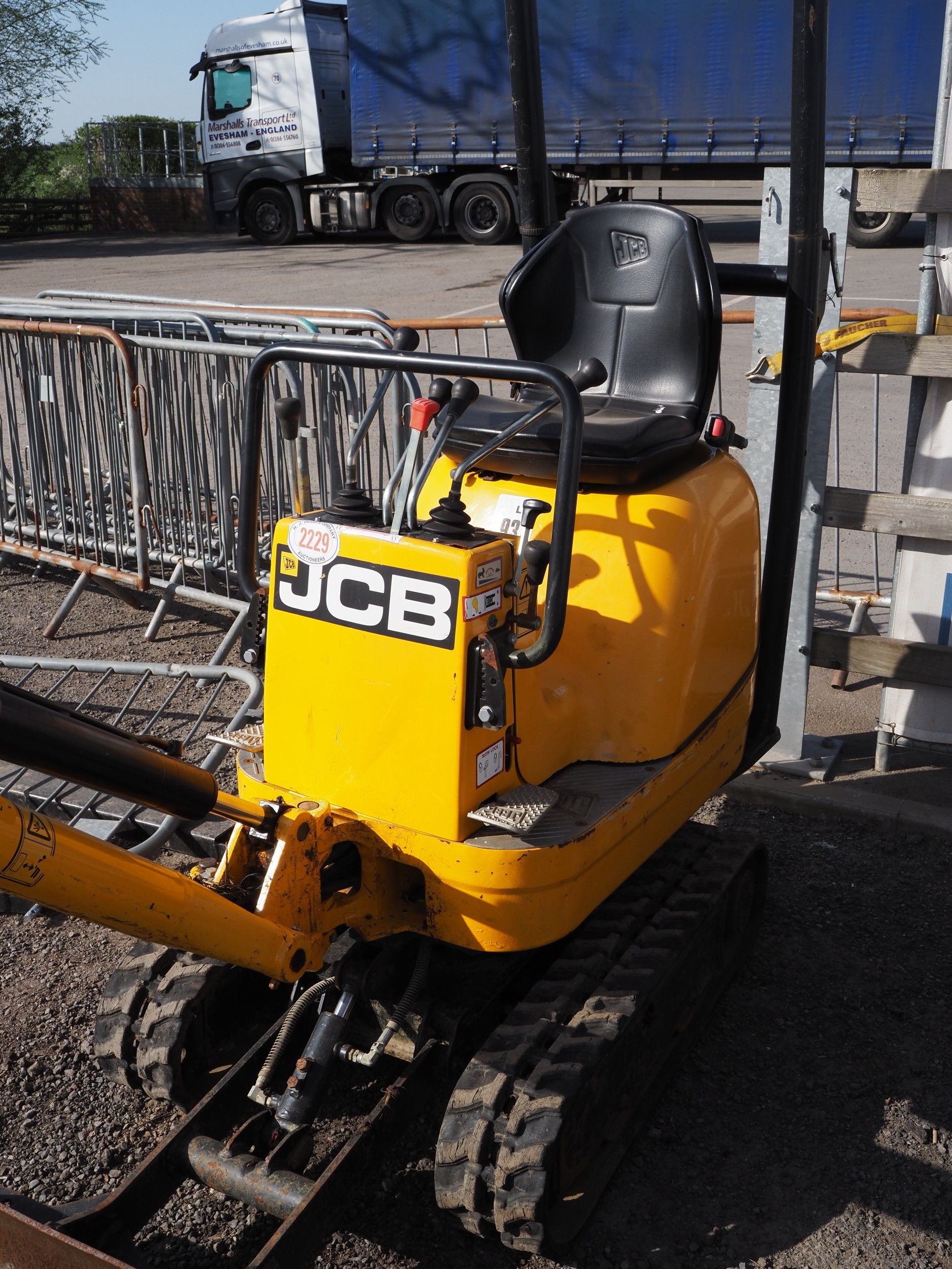 JCB micro digger. 2021. Uses on small farm. Genuine 350 hours ...