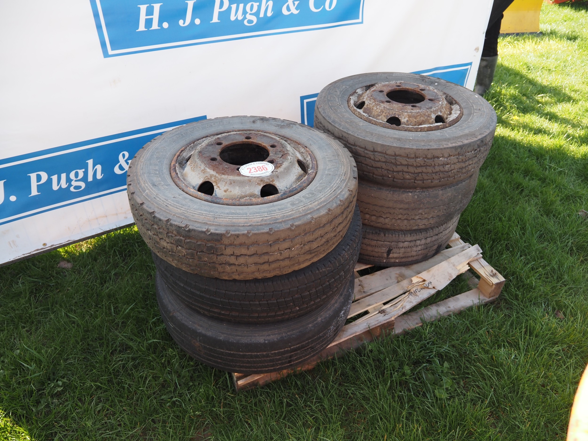 Lorry wheels and tyres 205/75R17.5 - 6
