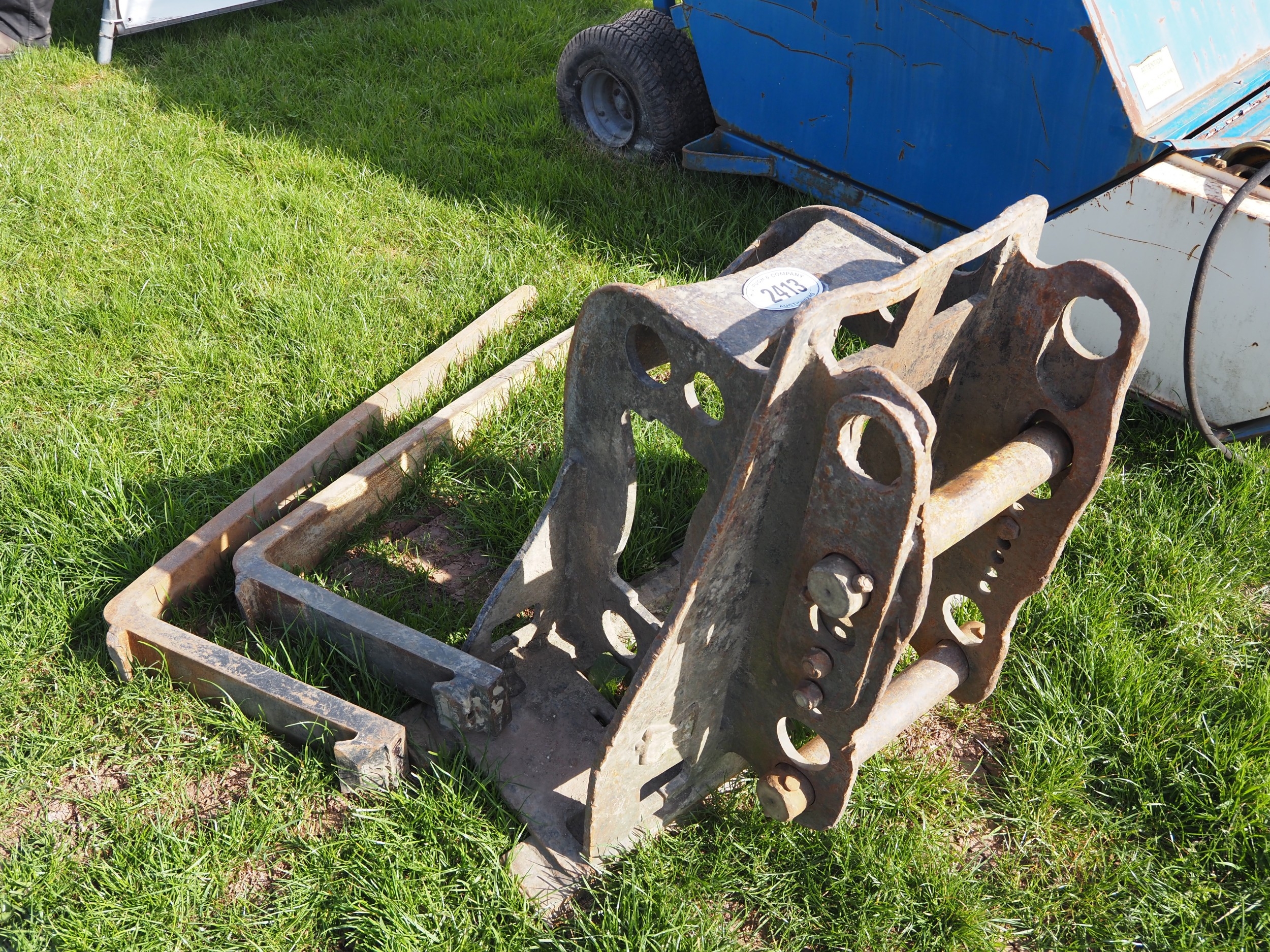 Dromone excavator hitch and pallet tines
