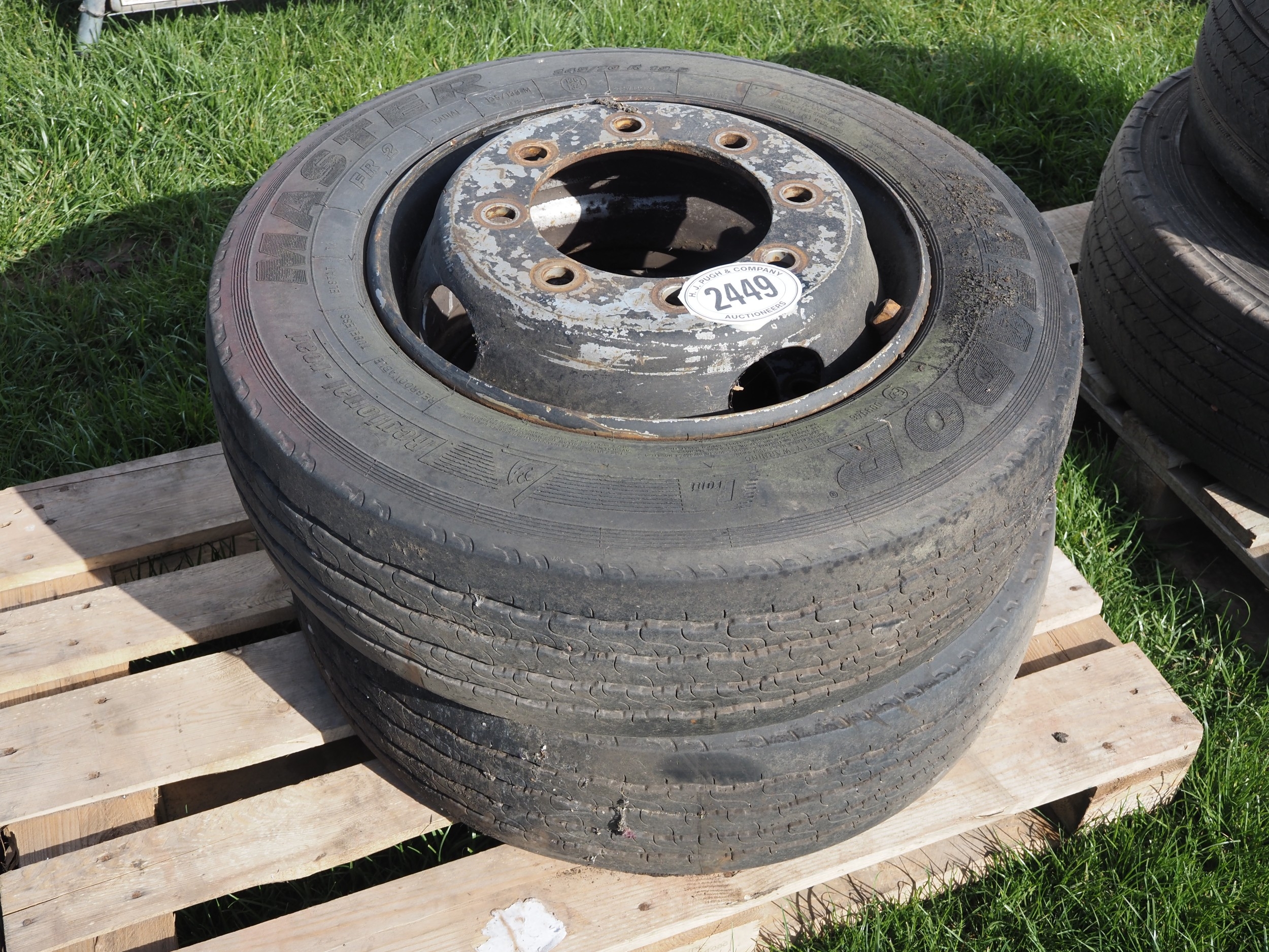 Lorry wheels and tyres 285/70 R19.5 - 2