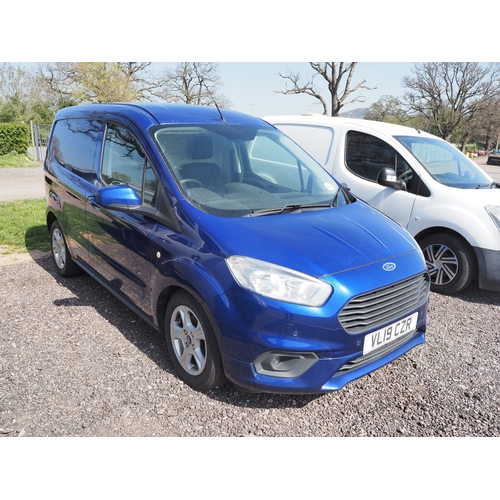 3021 - Ford Transit courier. Runs. Showing 132,500 miles. MOT until 30/07/26. Reg. VL19 CZR. V5 and keys in... 