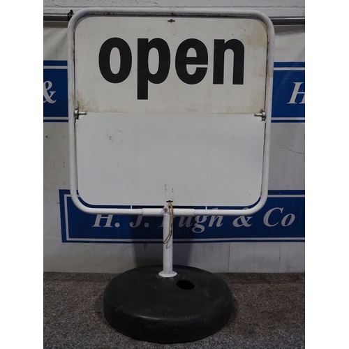 Open/Closed forecourt swinging sign