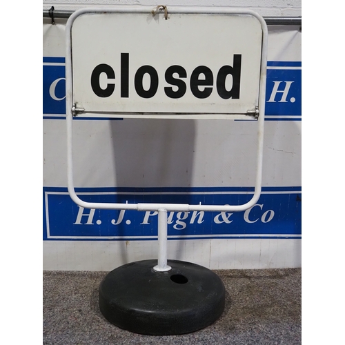 Open/Closed forecourt swinging sign