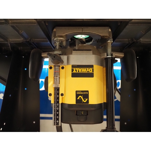 DeWalt DW625E router with router table