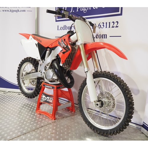 48 - Honda CR125R motocross bike. 2006. 125cc
Frame No. JH2JE01A66M000591
Engine No. JE01E-6701305
Runs a... 
