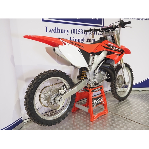 48 - Honda CR125R motocross bike. 2006. 125cc
Frame No. JH2JE01A66M000591
Engine No. JE01E-6701305
Runs a... 