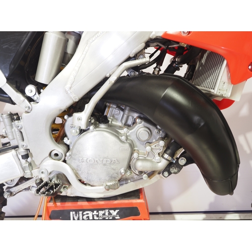 48 - Honda CR125R motocross bike. 2006. 125cc
Frame No. JH2JE01A66M000591
Engine No. JE01E-6701305
Runs a... 