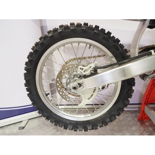 48 - Honda CR125R motocross bike. 2006. 125cc
Frame No. JH2JE01A66M000591
Engine No. JE01E-6701305
Runs a... 