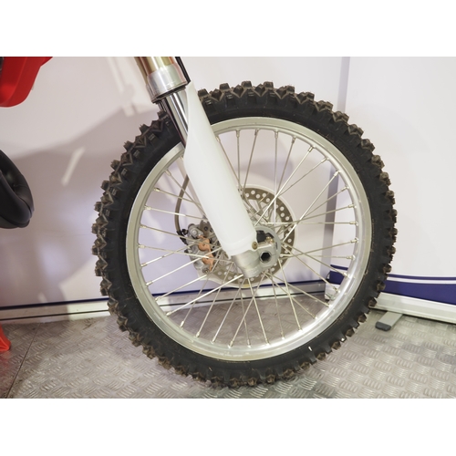 48 - Honda CR125R motocross bike. 2006. 125cc
Frame No. JH2JE01A66M000591
Engine No. JE01E-6701305
Runs a... 