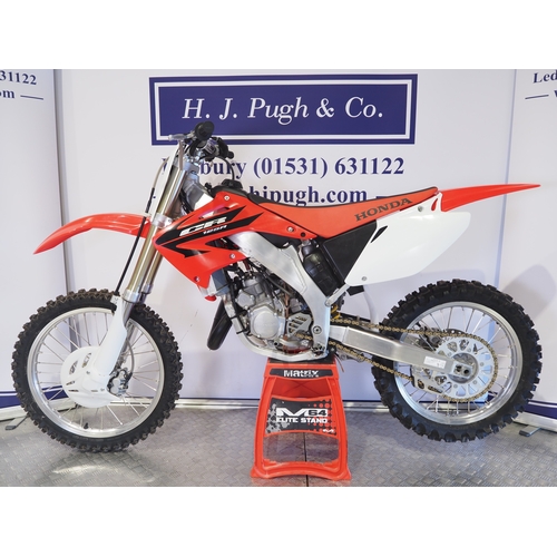 48 - Honda CR125R motocross bike. 2006. 125cc
Frame No. JH2JE01A66M000591
Engine No. JE01E-6701305
Runs a... 