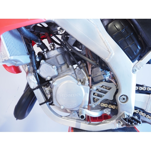 48 - Honda CR125R motocross bike. 2006. 125cc
Frame No. JH2JE01A66M000591
Engine No. JE01E-6701305
Runs a... 