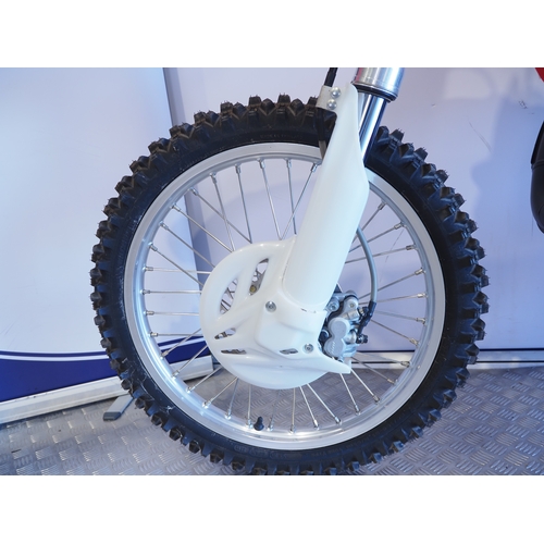 48 - Honda CR125R motocross bike. 2006. 125cc
Frame No. JH2JE01A66M000591
Engine No. JE01E-6701305
Runs a... 