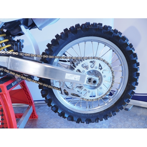 48 - Honda CR125R motocross bike. 2006. 125cc
Frame No. JH2JE01A66M000591
Engine No. JE01E-6701305
Runs a... 