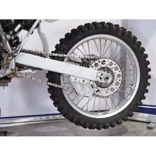 60 - Kawasaki KX500 motorcycle. 2003. 500cc
Frame No. JKAKXVEC13A035420
Engine No. KX500BE023984
Runs and... 
