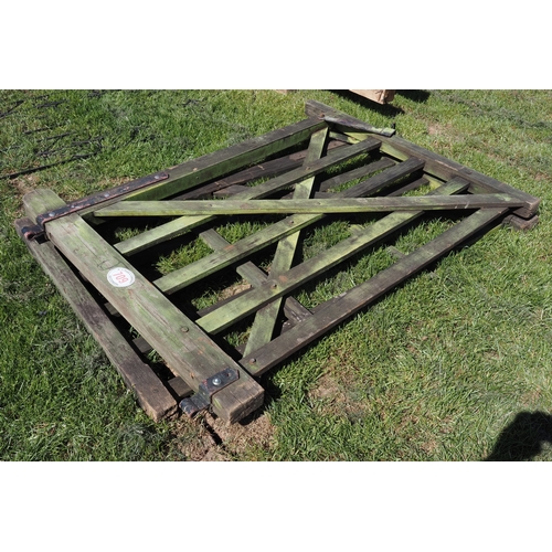 709 - Pair of wooden gates 5ft