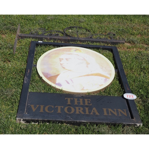 723 - Pub sign - The Victoria Inn