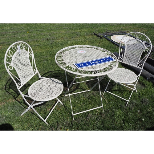724 - Garden table and chairs