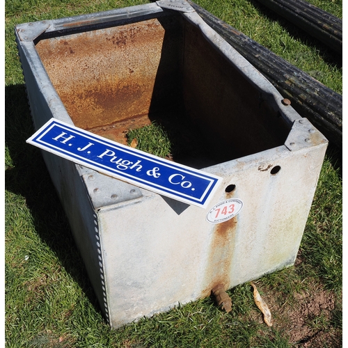 743 - Riveted galvanised water tank 3x2ft