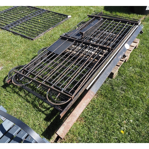 752 - Quantity of metal railings