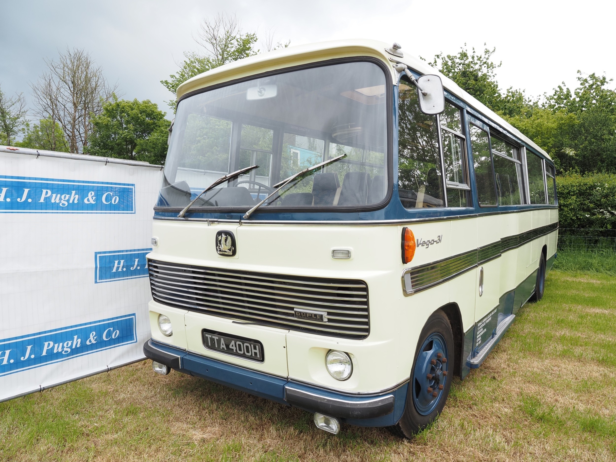 Bedford Duple Vega 31 coach. 1970. Runs and drives well. Diesel engine ...