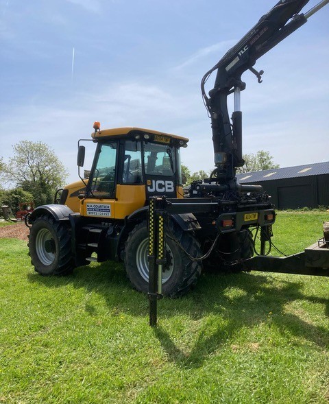 JCB Fastrack 3220 tractor. 2004. In good working order. Fitted with a ...