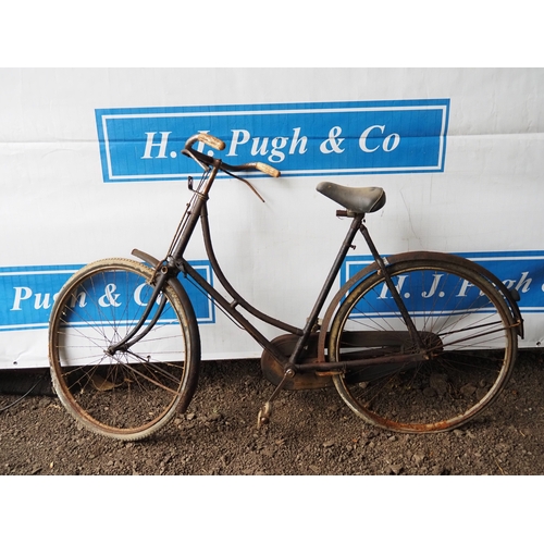 1004 - Raleigh ladies bicycle