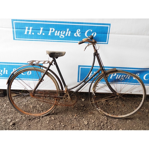 1007 - Vintage ladies bicycle with Middlemore seat