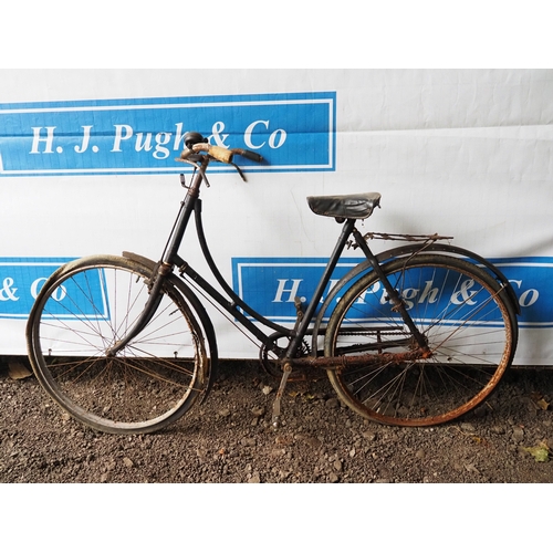 1007 - Vintage ladies bicycle with Middlemore seat