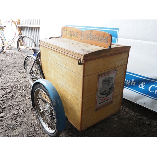 1043 - Vintage double bar bakers tricycle with handbrake