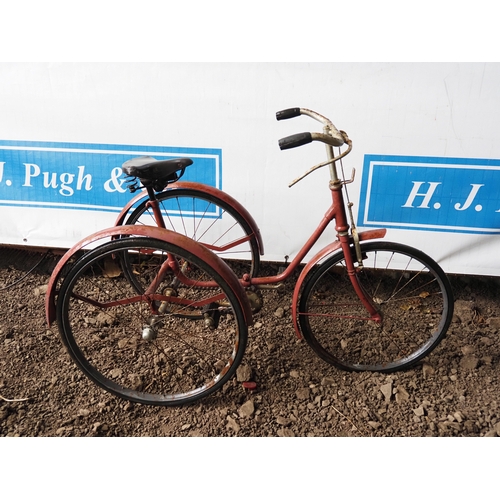 1045 - Defiant childs tricycle with spring seat