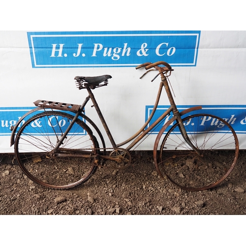 1048 - Vintage ladies spring frame bicycle with spring seat