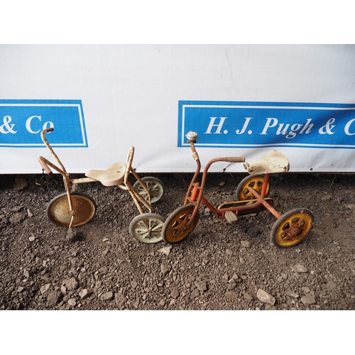1059 - Moto childs tricycle and 1 other