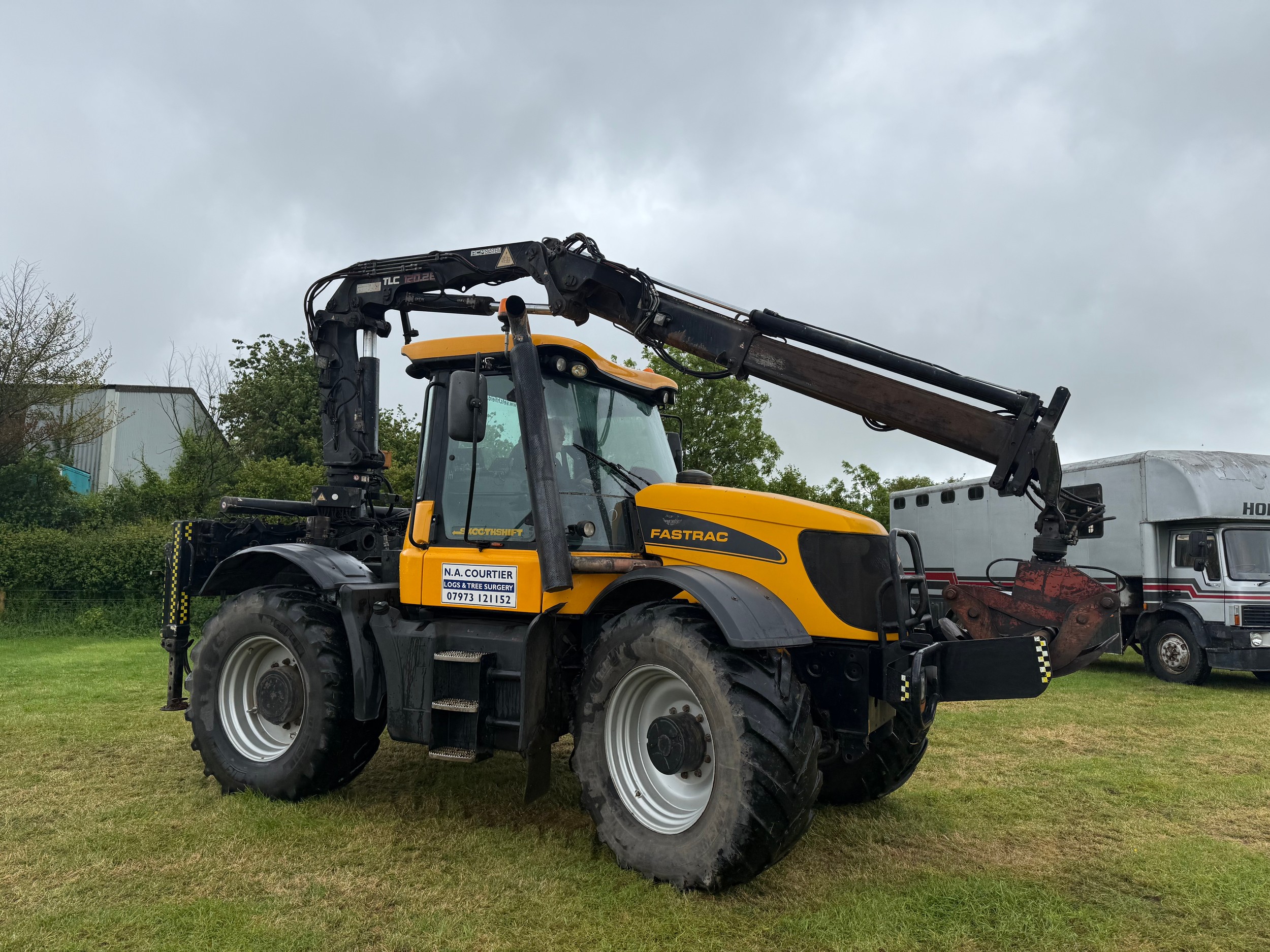 JCB Fastrack 3220 tractor. 2004. In good working order. Fitted with a ...