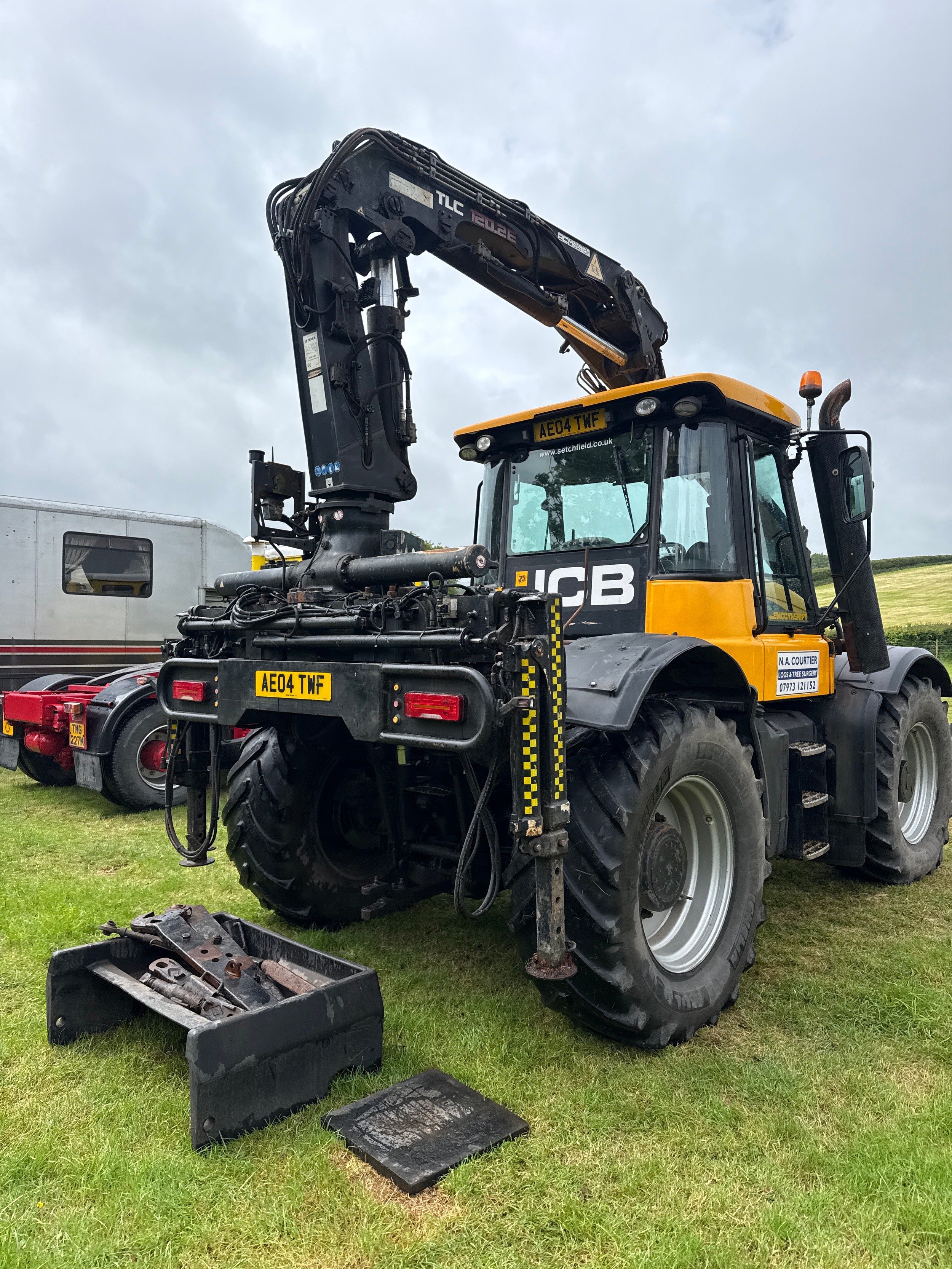 JCB Fastrack 3220 tractor. 2004. In good working order. Fitted with a ...